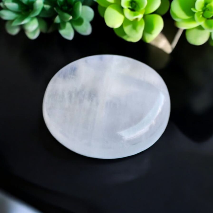 Natural Moonstone – 8.18 Carats Oval Cabochon